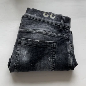 Dondup George  - Galet feta svarta/mörkgrå washed dondup George jeans med slitningar i topp skick,köpt för 3000kr några månader sen,säljs nu för 1199. Storlek 33 Skick 9/10  
