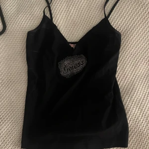 Rhinestone Guess linne - Köpt på vinted säljer vidare då den var lite för liten, i bra skick, xs-s