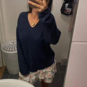 Mörkblå stickad tröja  - Så fin mörkblå stickad tröja i bra skick! storlek S (passar xs-m), klicka gärna på ’köp nu’😇