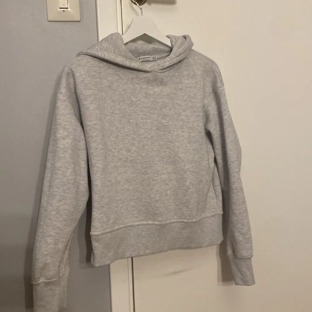 Grå snygg hoodie från stradivarius, köpt på Zalando💞💞. Hoodies.