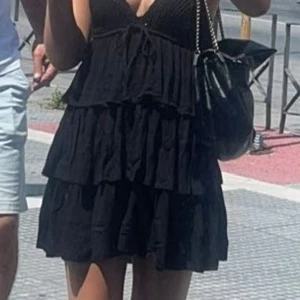 Zara klänning! - Säljer denna fina Zara klänning som tyvärr inte kommer till användning längre, har används ett fåtal gånger men fortfarande bra kvalitet!❤️☺️