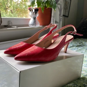 Kittenheels - Så snygga kittenheels från New Look  Storlek 37  Köpta second hand men aldrig använda av mig!  Skriv vid frågor🌟