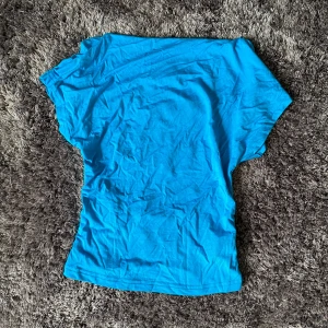 Öppen rygg topp - Blå topp med öppen rygg. Endast testad 1 gång/ nyskick. Strl Xs men skulle säga att den passar till S och M. Priset är + frakt. Använd inte köp nu utan kontakta mig privat vid intresse. 