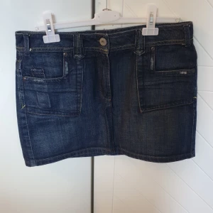 Jeanskjol  - Jeanskjol storlek 40.  Ca 37 cm lång. 