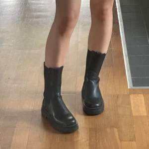 Boots - Snygga boots som tyvärr inte kommit till användning, inga defekter🤍 Ligger vanligtvis mellan storlek 37 och 38, dessa i storlek 37 sitter perfekt🤍