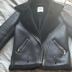 höst/vinter jacka  - skön och mysig höst/vinter jacka från zara. har använt den under endast en vinter. 