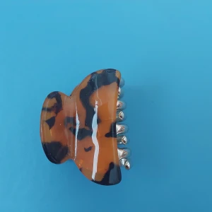 Snygg hårklämma - En snygg hårklämma använde några gånger. Rymmer mycket hår. 