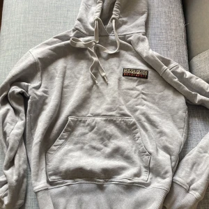 Napapijri hoodie - Riktigt bra passform storlek S men sitter lite cropped som XS riktigt fet faktiskt skick 9/10. Pris kan diskuteras 
