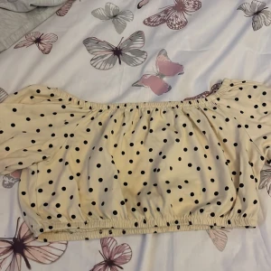 En prickig fin tröja - Vad sägs som en gul beige prickig tröja som säljs för endast 50-60 kr! Den är rätt så kort men väldigt fin på. Skriv ifall du är intresserad!