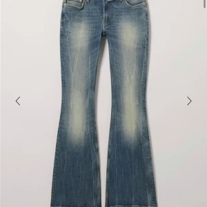 Bootcut jeans - Säljer dessa jeans då jag har 2 stycken, dem är knappt andvända och har inga defekter. Dem är lågmidjade och bootcut, skriv för fler bilder eller frågor❤️