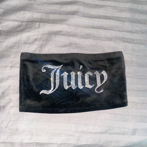 Juicy Couture topp - Säljer denna tvär snygga Juicy toppen då den tyvärr inte kommer till användning. Använd Max 2 gånger så är så gott som ny☺️  Ny pris 499kr