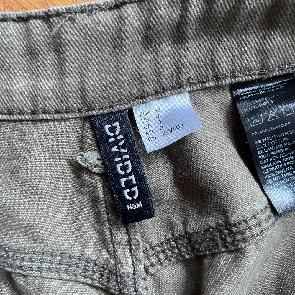 Militärgröna cargojeans från H&M. I bra skick. Skriv för mer bilder eller mått!. Jeans & Byxor.