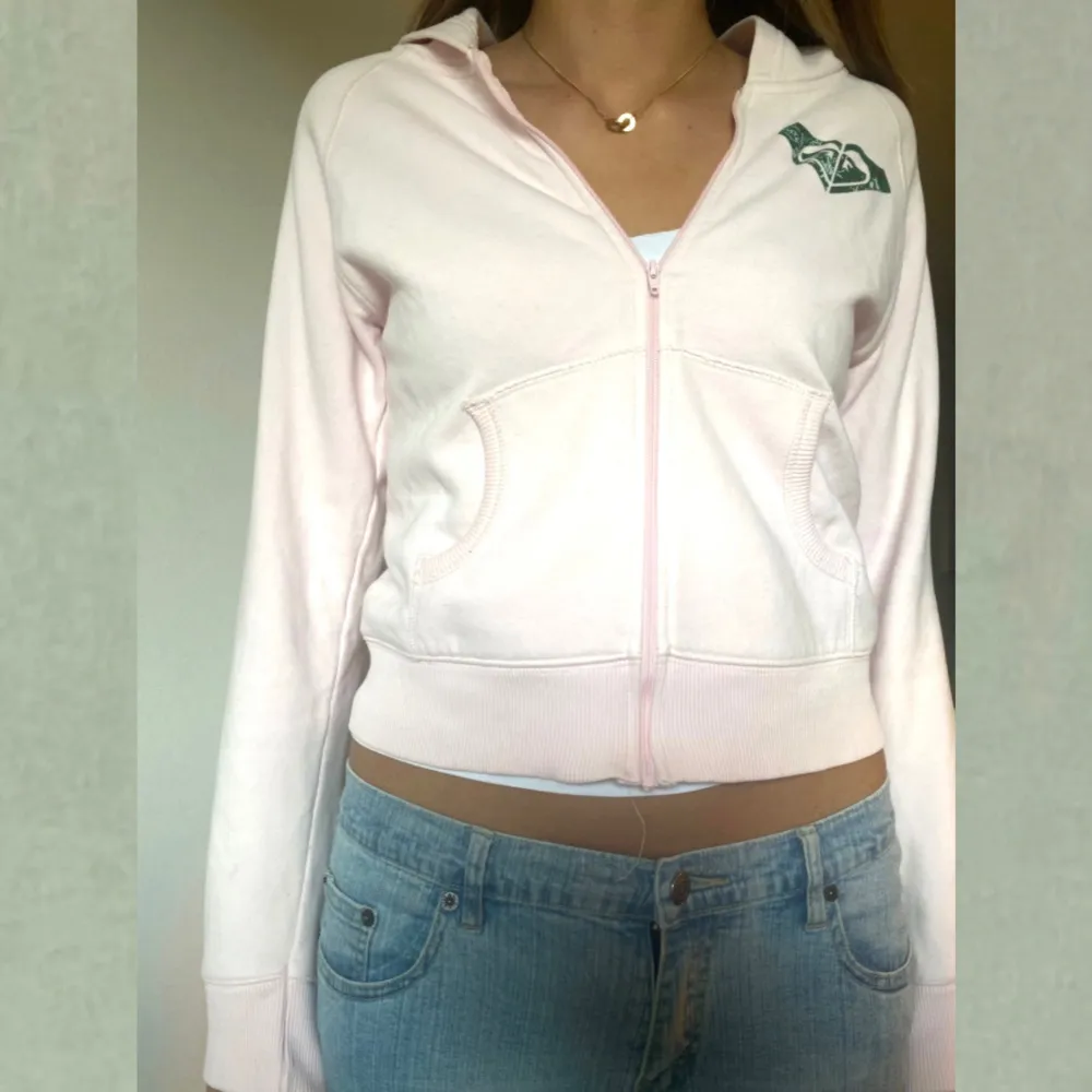 Vintage zip hoodie från Roxy med luva. Tryck på både fram och baksida. Står att storleken är ”girls 16”, skulle säga att det är ungefär som en XS🌸🤍. Hoodies.