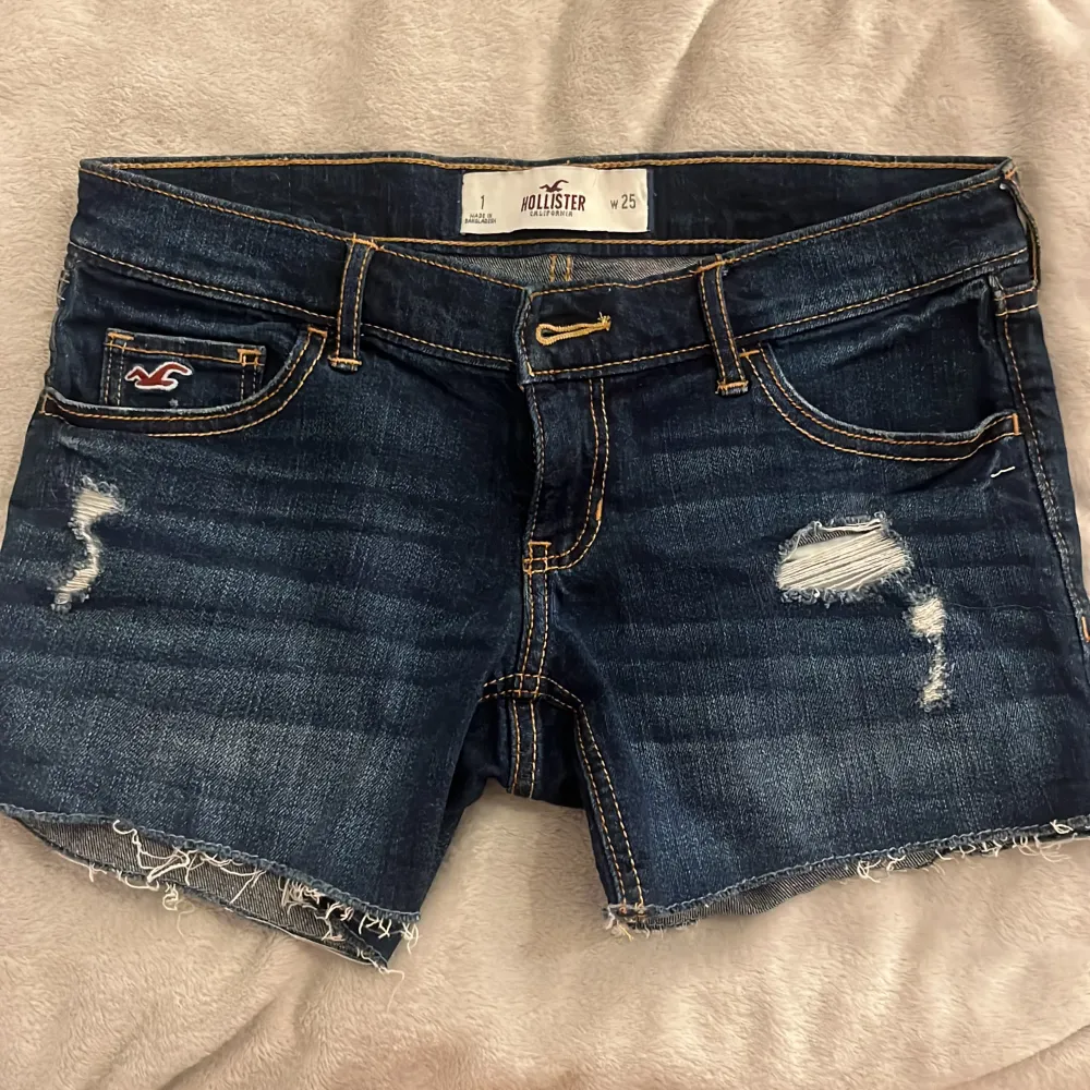 Lågmidjade hollister shorts gammal modell. Knappast använd inga fläckar eller sönder nånstans. . Shorts.