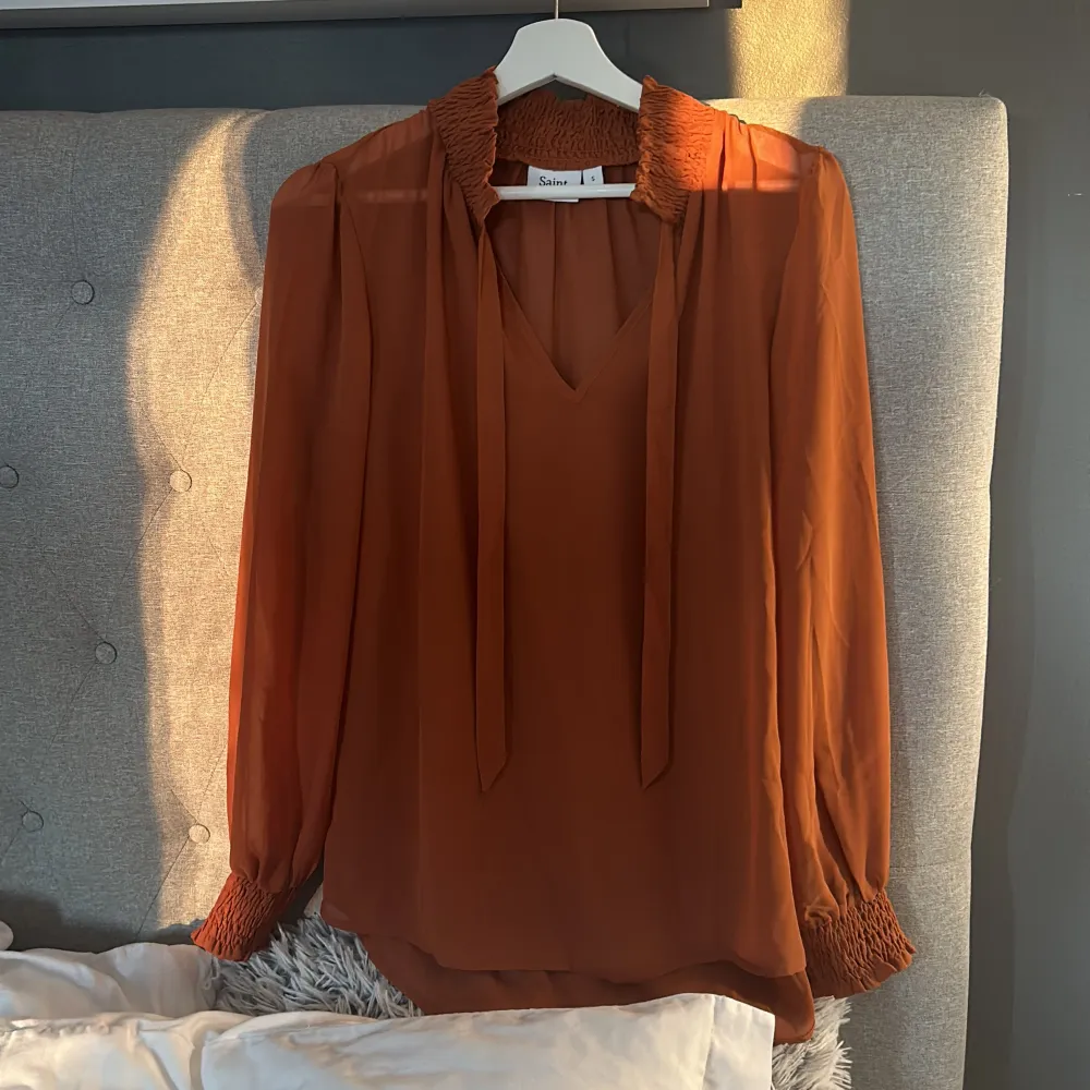 En väldigt fin blus från satin och är i bra skick utan några missfärgningar 🧡. Blusar.