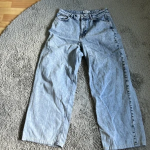 Jeans  - Jeans från NAKD i strl 40. Använda men bra skick. Uppsydda. Passar bra i längden på mig ( är 163).  Vida ben
