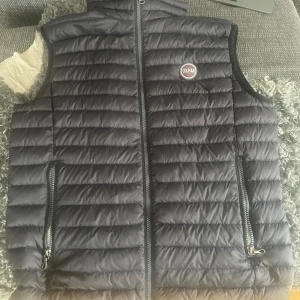 Colmar väst - Colmar väst storlek 50/m. Mycket sparsamtanvänd och inget slitage. Nypris 2600. Skriv för fler bilder. Pris kan diskuteras lite.