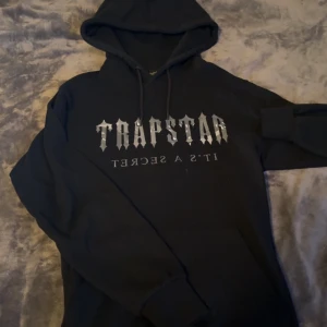 Trapstar Hoodie  - Helt ny trapstar Hoodie köpte den på deras hemsida, det gick inte att lämna tillbaka den så jag har aldrig använt den och den ligger bara i min garderob 
