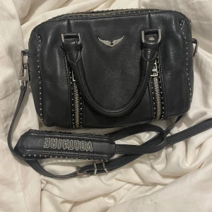 Zadig väska  - Säljer nu min jätte fina Zadig väska som jag köpte för ett år sen men tagit jötte bra hand om💞 den är i jätte fint skick och har dustbag som man får med💞 nypris 4200 säljer för 2500