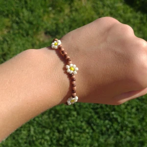 Somrigt Armband ☀️ - Säljer detta fina hemmagjorda armbandet 🌼 Oanvänd såklart då jag har flera av samma 💕