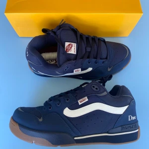 Vans Rowley XLT skor  - Helt nya sneakers från Vans!  Modellen heter Vans Rowley XLT ”Dime - Navy”  Helt oanvända Storlek:  44.5
