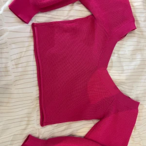 Långärmad off shoulder, Zara. Nypris 299kr - Aldrig använd även om prislappen är av.