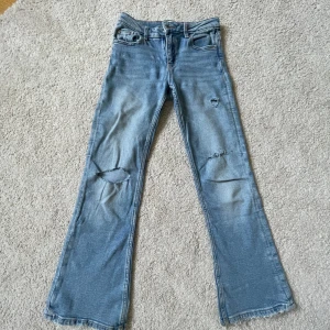 Lågmidjade jeans - Passar perfekt nu inför hösten, hålen har jag gjort själv💞 Köpta på barnavdelningen på gina men skulle uppskatta storleken till typ XS