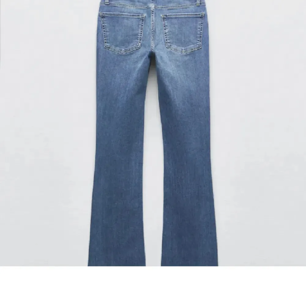 Säljer dessa jättefina slutsålda Low waist Bootcut jeansen från zara i Mycke bra skick ❤️ strl 36. Jeans & Byxor.