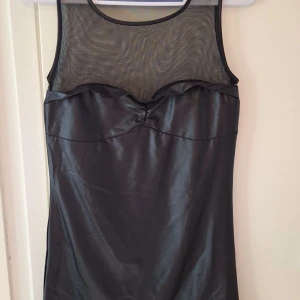 Klänning  - Bara provad, beställde fel och missade att skicka tillbaka den 