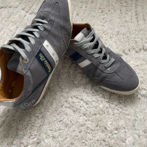 Pantofola d’Oro Sneakers - Säljer dessa Pantofola d’Oro sneakers i färg grå | Skick: 8/10, varsamt använda | Storlek: 43 