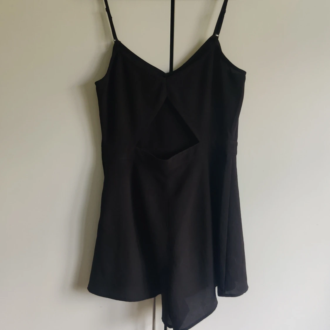 Jumpsuit/playsuit med öppen rygg - 90
