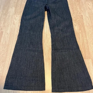 Gråa lågmidjade kostymbyxor  - Jättefina lågmidjade kostymbyxor som jag köpte här på plick men säljer vidare då det inte riktigt passade💕