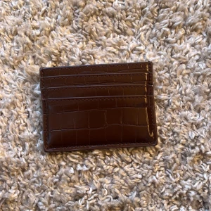 Stilren korthållare  - Mörkbrun korthållare  Köpt på Gina tricot för 199 kr för några månader sedan 