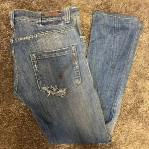 Dondup Jeans - Snygga Dondup Jeans uppsydda i benen, skriv för mått! Storlek 38 men borde passa längden 182 eller mindre. Colorwayen heter Acapulco! Bara att höra av er vid minsta fundering! Priset går att diskutera också!