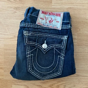 True Religion Bootcut Jeans - !skicka bud för snabb affär! Feta true religion bootcut jeans, storlek 33. Bra skick. (Bud på 1500)Skriv om ni undrar någonting eller om ni vill ha fler bilder 📲