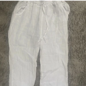 Linnebyxa - Linnebyxor från Design By Si, storlek S, luftiga och sitter bra, använt flitigt men bra skick utöver💕