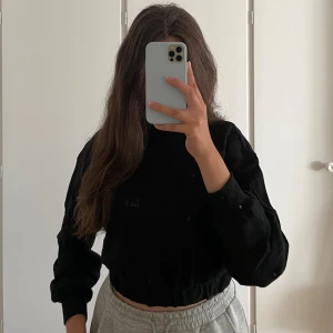 Zara tröja - Tröja från Zara. Ärmarna är lite puffiga och det finns ett resårband vid midjan som gör att du kan ta upp tröjan lite högre om du vill och styla på ditt sätt 🫶🏼