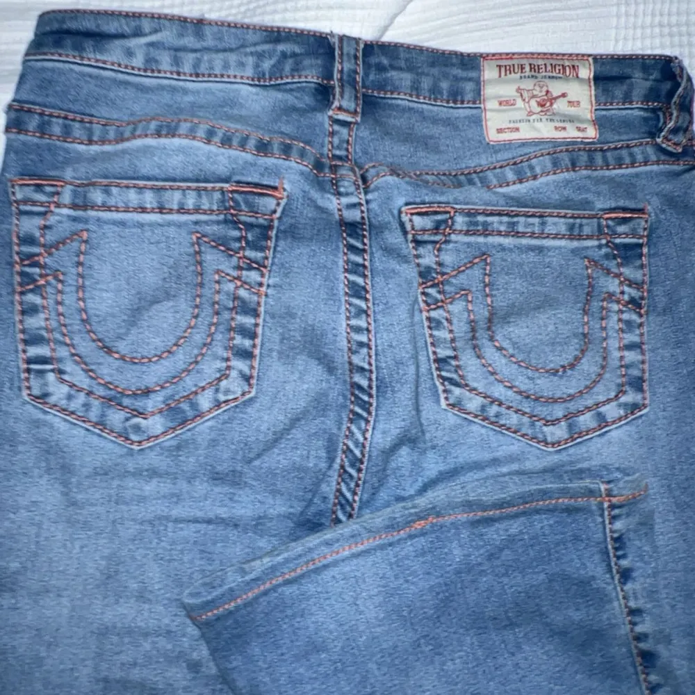 Dessa jeans köpte jag i new york för ca 1800kr. Jag säljer dom eftersom att jag tycker att dom sitter lite konstigt på mig. Jag har sytt upp dom där nere och jag är 165. Dom är bootcut och skulle säga att dom är mid waist,  jätte bra skick💕💕. Jeans & Byxor.