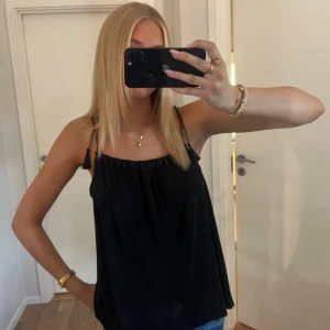 Svart linne  - Fint sovlinne som man även kan anvönda till vardags, nästan aldrig använt, super bra skick! 💞💞