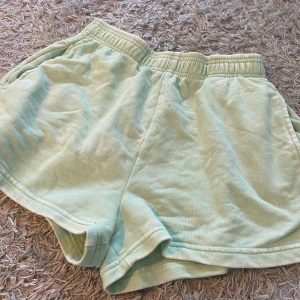 Ljusgröna mjukis-shorts i storlek S.  - Mjukis-shorts i storlek S men skulle säga att dom mer passar en M. Bra skick. 