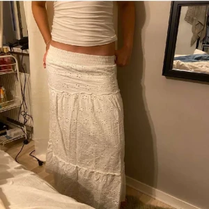 Vit lång kjol - Säljer denna fina lång kjolen pga för kort på mig. Storleken står 36 men passar för xs eller s
