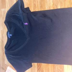 Raulph Lauren t-shirt - En Raulph Lauren t-shirt i storlek medium men passar även small.