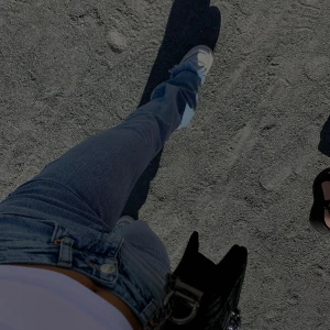 Blå jeans  - Så fina mid-waist jeans från Gina Tricot!  Lite för långa på mig som är 163, därav lite nertrampade (se bild 5). Storlek 32 passar xs 