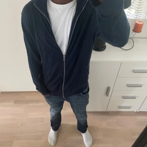 Full zip - Säljer denna full zip cardigan köpt på Jack and Jones för 699. Den är i väldigt bra skick och använd sparsamt. Priset är inte skrivit i sten så vid snabb affär kan vi komma överens om något. Hör av er vid minsta fundering🤝