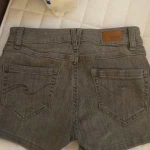 Low waist shorts  - Kollar om någon är intresserad av att köpa dessa fina lågmidjade shorts från subdued💞 aldrig använda