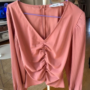 Blus NAKD  - Blus från nakd i mycket bra skick, knappt använd. Storlek 36.