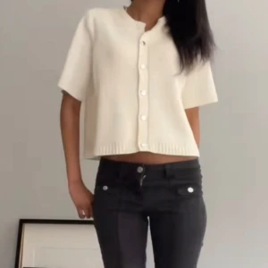 Vit kortärmad kofta - en jätte fin kofta/tröja ifrån Gina, slutsåld och säljs ej längre. Använd 2 ggr så är i väldigt bra skick🥰 pris kan diskuteras vid snabb affär!!  Bud ligger på 510, buda i kommentarerna🥰🥰🥰