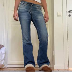 Säljer de här superfina lågmidjade jeans från märket Lee💞 Jag på bilden är 170cm, vid funderingar hör av dig!💞