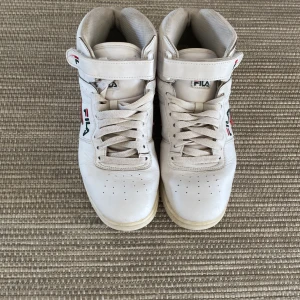 Fila skor - Fila skor, i väldigt gott skick, köpta för några år sedan men de har stått i garderoben ett tag, tveka inte på att höra av er o vid snabb affär kan priset diskuteras 
