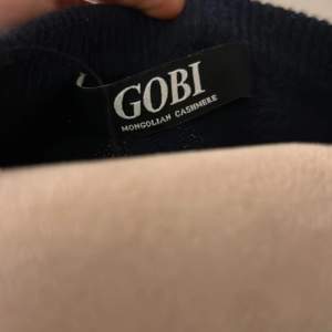 Säljer en riktigt snygg Gobi cashmere tröja.  Mycket bra skick 9/10. Nypris ligger på cirka 2700kr. 